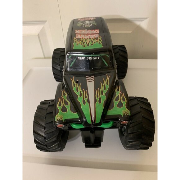 New Bright 1:10 RC 9.6V Monster Jam Grave Digger Truck No remote Crawler Rare - Picture 4 of 11